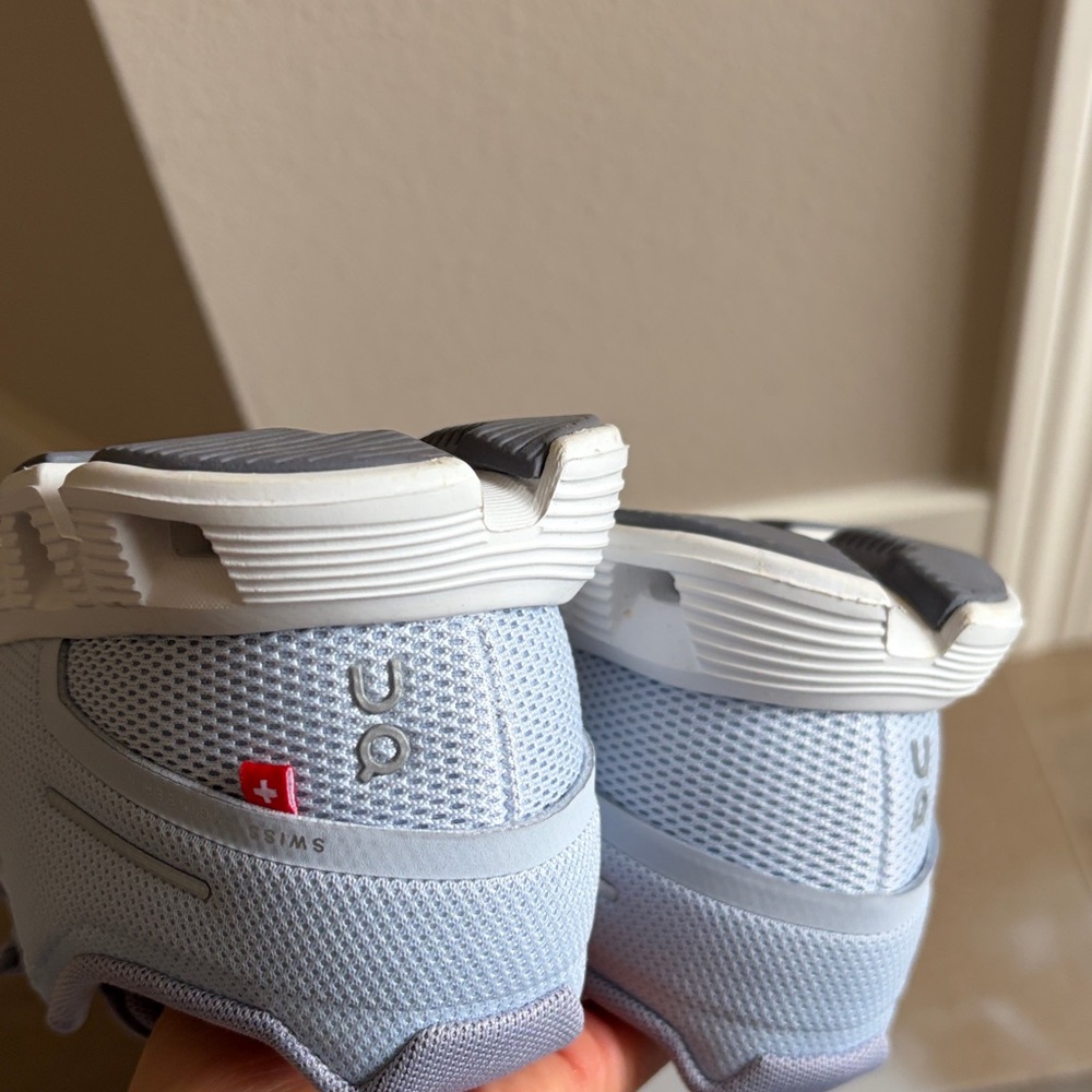 EUC on cloud 5 heather/fossil size 5.5 with original box and extra laces - Picture 12 of 16